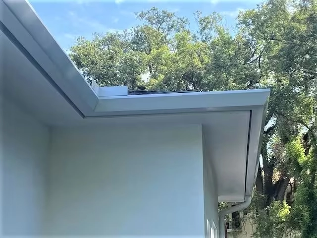 Precision Gutters FL aluminum gutter installation on a Florida home, providing durable drainage protection and a seamless appearance.